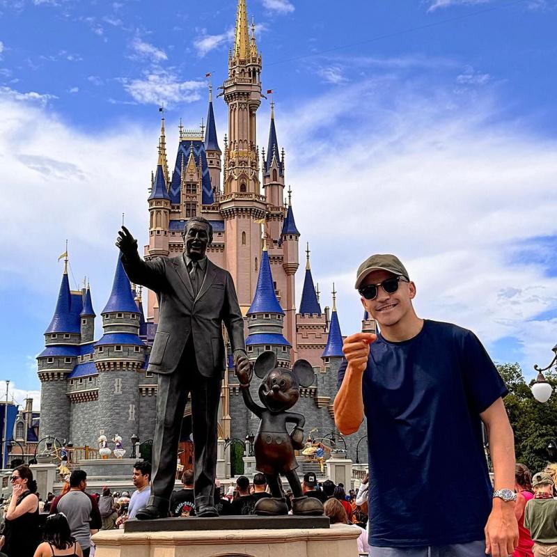 Alexis Sánchez disfruta de sus vacaciones junto a Mickey Mouse - Crédito: Instagram @alexis_officia1