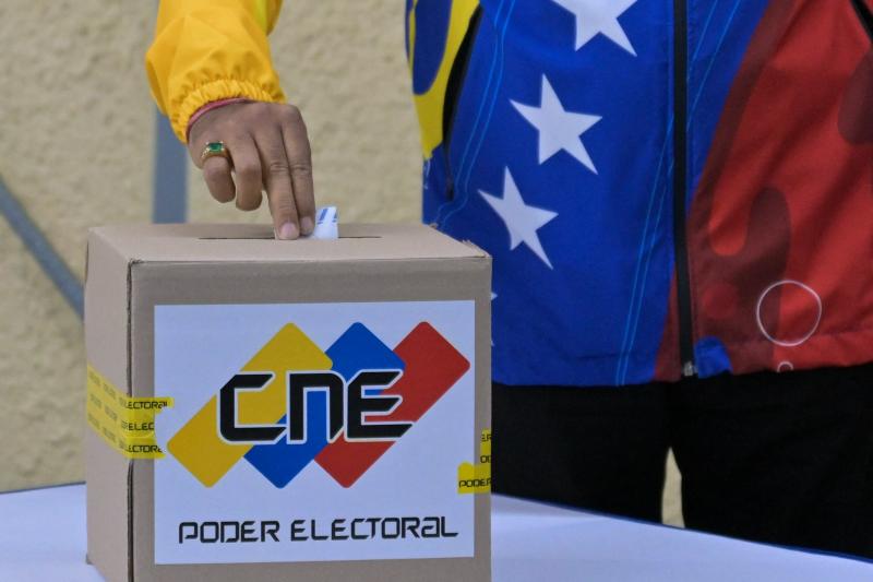 AFP - Venezuela: Jefe de campaña oficialista sugiere que Maduro ganó mientras oposición pide permanecer en centro de votación