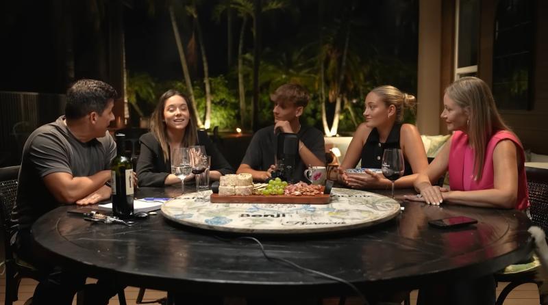 Youtube (captura) - Rafael Araneda, Marcela Vacarezza y sus hijos