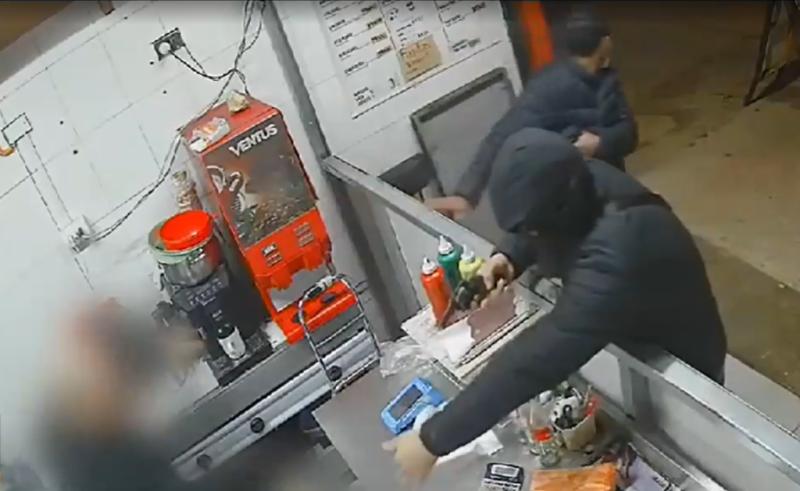 Armados y con mascarilla: Registran violento asalto a locales en Maipú