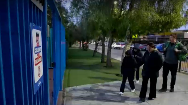 Las Condes prohíbe el uso de celulares - T13