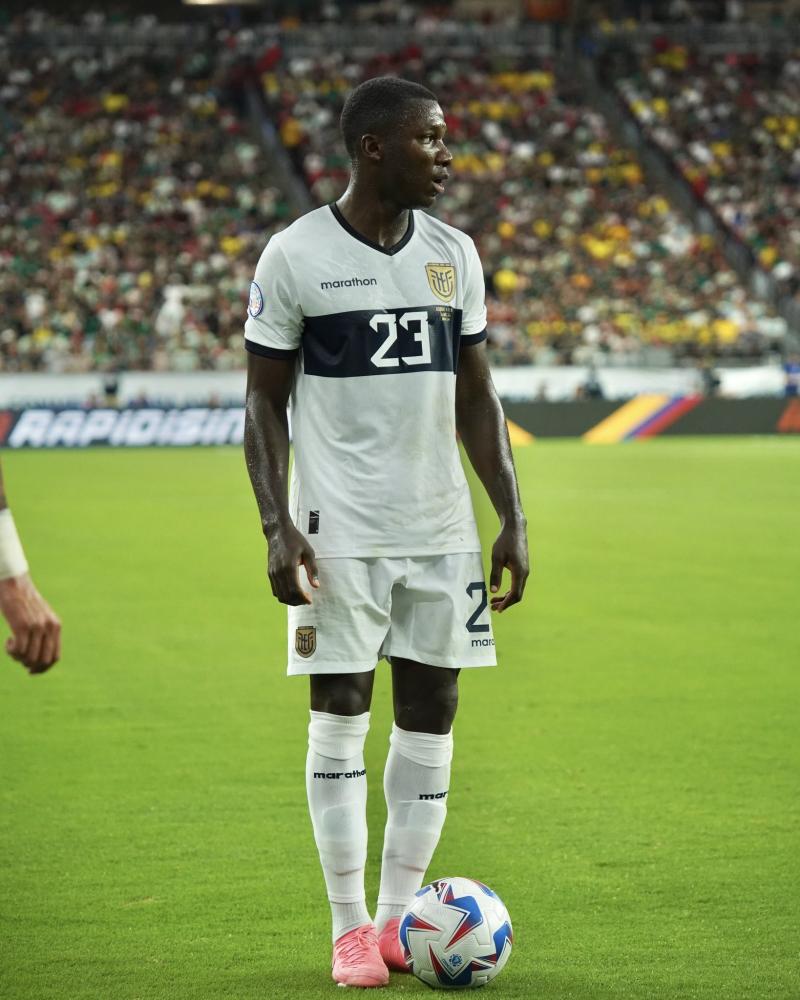 Moisés Caicedo tuvo un fuerte cruce con uno de sus compañeros de la Selección de Ecuador - Créditos: @LaTri