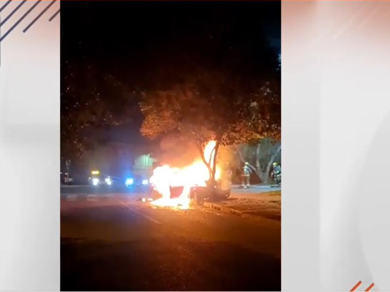 Auto terminó incendiado: Persecución deja cuatro detenidos en Cerrillos