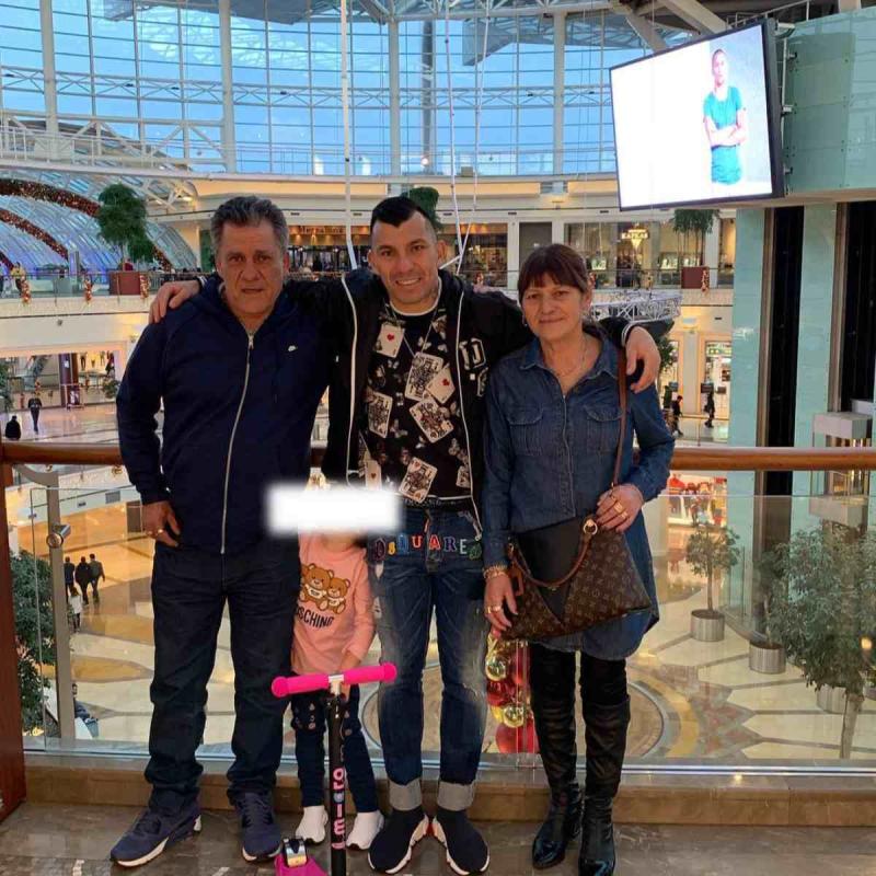 Gary Medel y su familia. Crédito: Instagram.