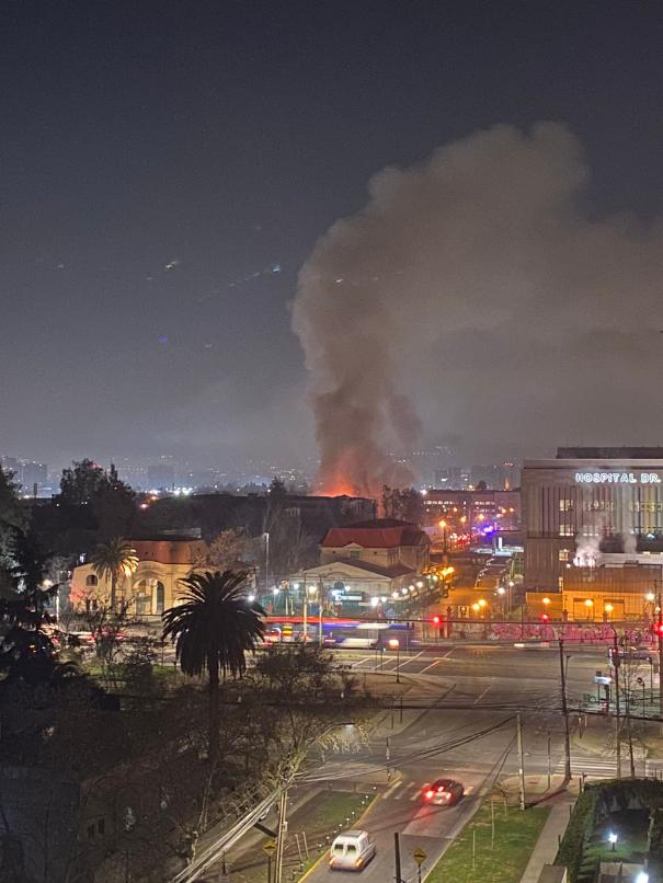 Incendio afecta Hospital Barros Luco: hay cortes de tránsito en el lugar