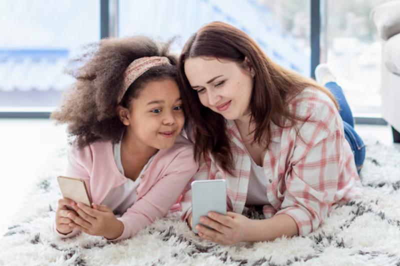 Adultos tendrán que darles un porcentaje: Crean ley que protege a menores "influencers"