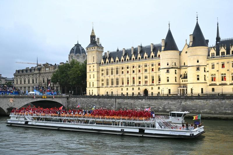 AFP - El paso del Team Chile por el río Sena en París 2024