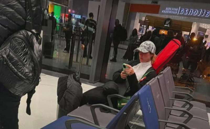 Maite Orsini en la sala de embarque - Créditos: Qué te lo digo