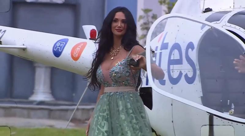 Canal 13 - Pamela Díaz llegando a '¿Ganar o Servir?'