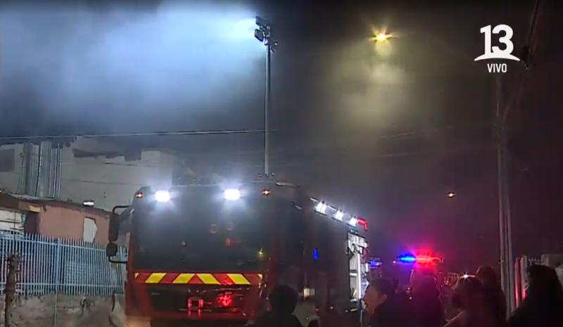 Habrían dos fallecidos: Incendio afecta casas en Peñalolén