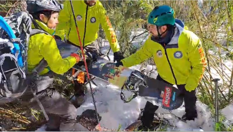 Voluntarios del Club de Montaña RIV Villarrica con la tabla de snowboard
