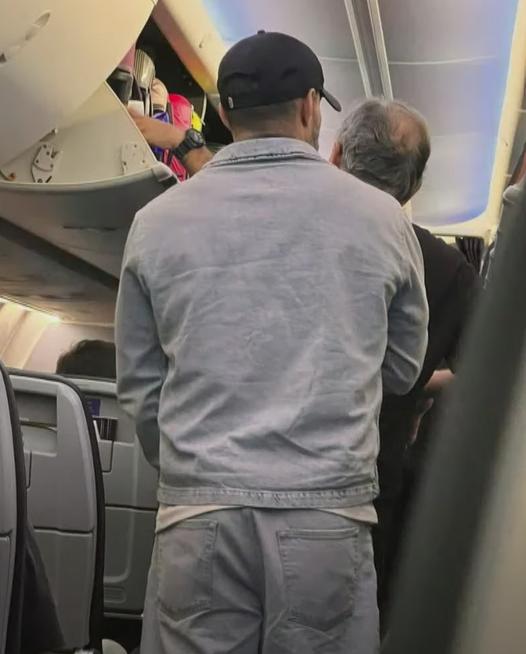 Jorge Valdivia de espalda en el avión - Créditos: Qué te lo digo