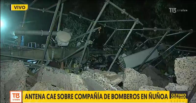 VIDEO del momento exacto en que antena cae sobre compañía de Bomberos en Ñuñoa
