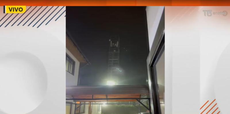 Antena cae sobre compañía de Bomberos en Ñuñoa