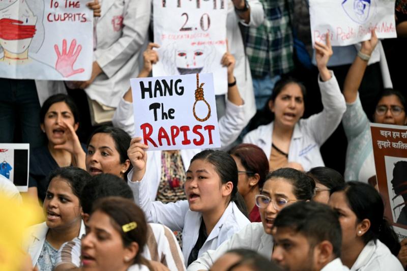 Crece la indignación en India por la violación y el asesinato de una doctora