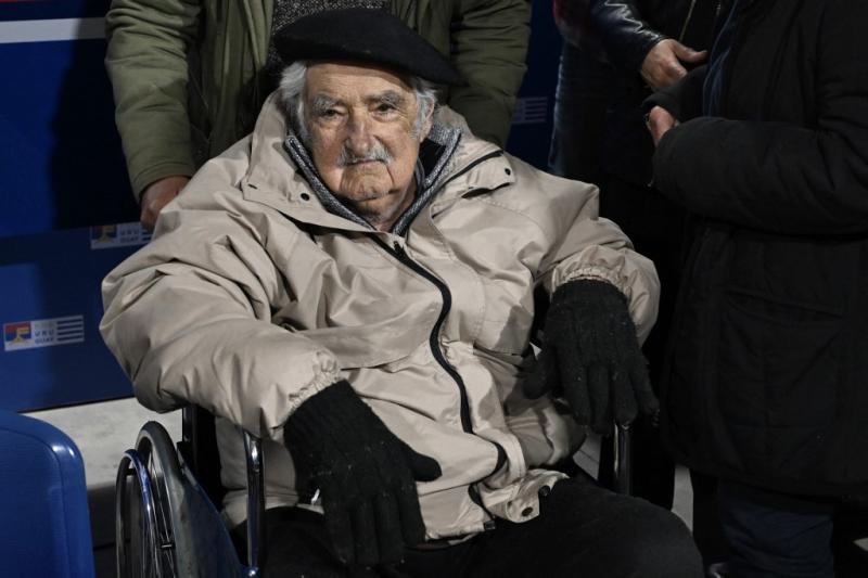 Expresidente uruguayo Mujica sale del hospital y asiste a acto político