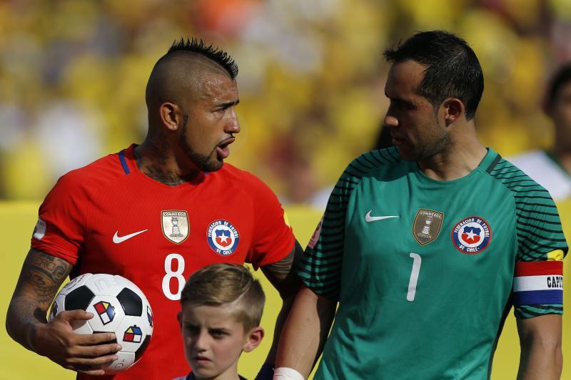 Arturo Vidal y Claudio Bravo. Crédito: Photosport.