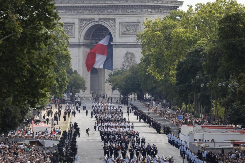 Desfile por los Campos Elíseos en Francia - AFP