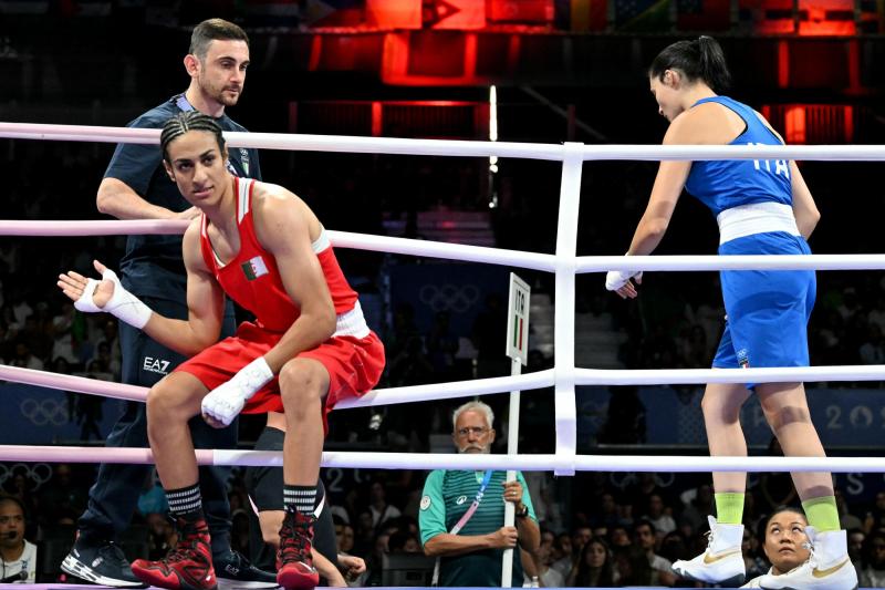AFP - La boxeadora Imane Khelif (de rojo) venció en 46 segundos a Angela Carini en París 2024