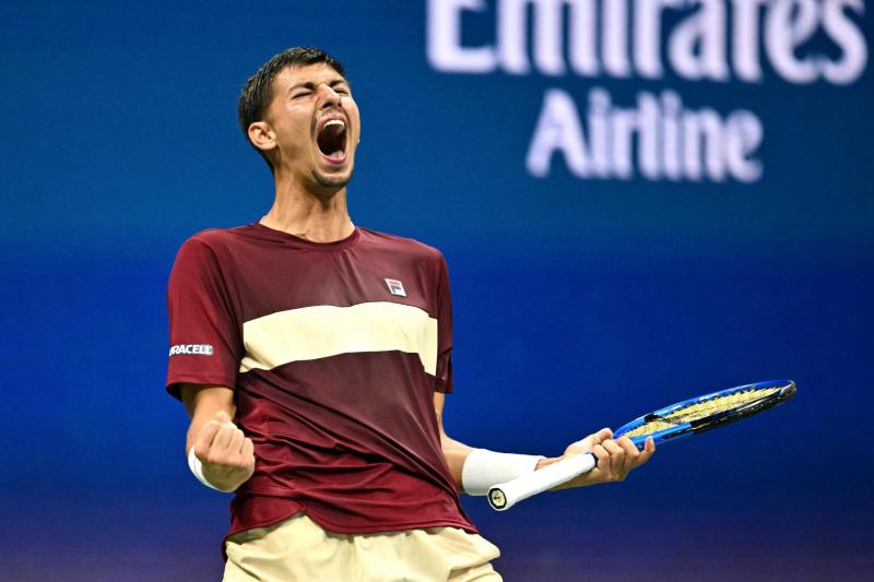 AFP - Alexei Popyrin celebra ganar punto de quiebre y un juego contra Novak Djokovic