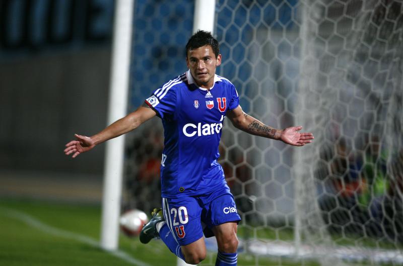 Charles Aránguiz aterrizó en Santiago para ser refuerzo de U de Chile - Créditos: Agencia Uno