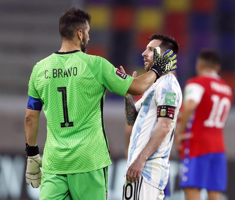 Claudio Bravo disputando Eliminatorias con la Roja - Créditos: Agencia Uno