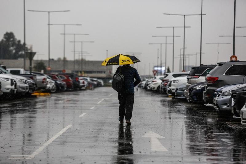 Aeropuerto de Santiago reanuda sus operaciones tras suspensión por temporal