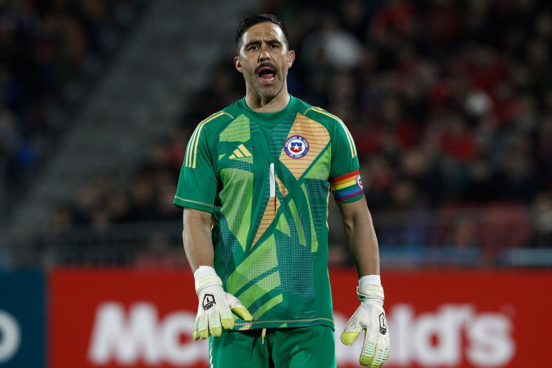 "Gracias Capitán": El homenaje de Metro a Claudio Bravo tras su retiro