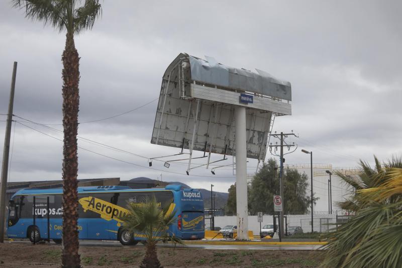 Agencia Uno - Cartel de publicidad en el Aeropuerto de Santiago afectado por sistema frontal