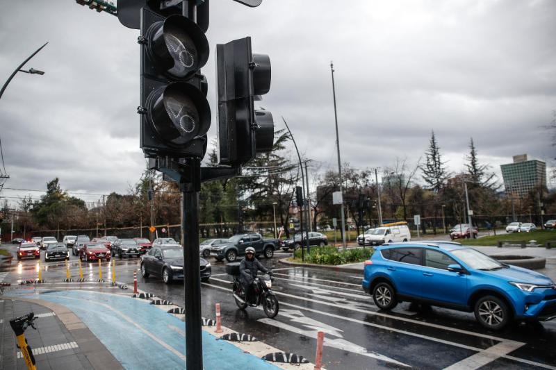 Agencia Uno - Semáforo apagado por corte de luz producto del sistema frontal