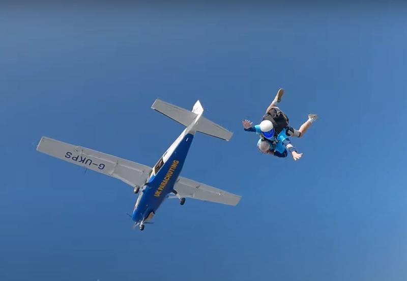 Anciana británica se lanzó en paracaídas - Captura The Telegraph