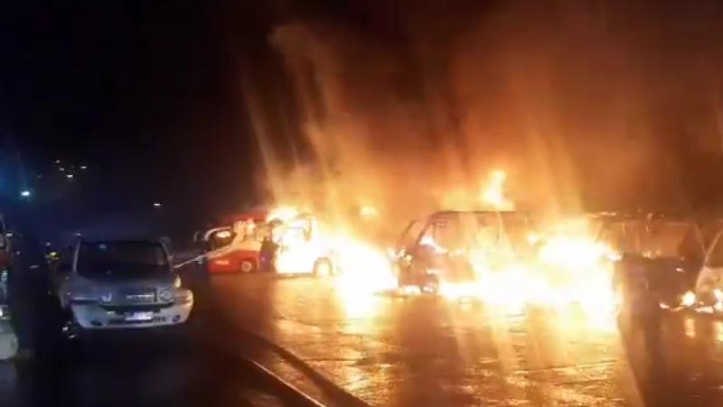 Aton - Incendio destruyó 17 buses de la locomoción colectiva en Valparaíso