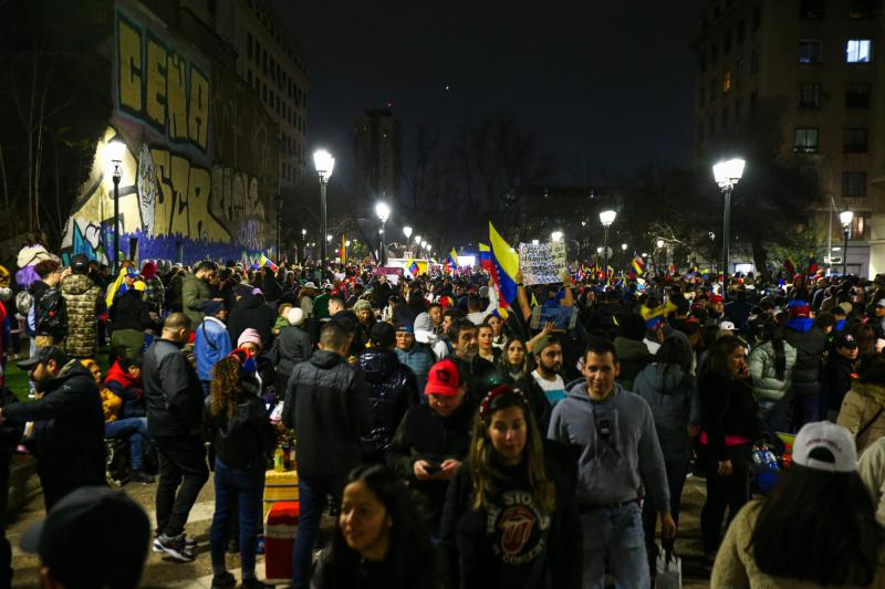 T13 - Video muestra masiva manifestación de venezolanos en Parque Almagro
