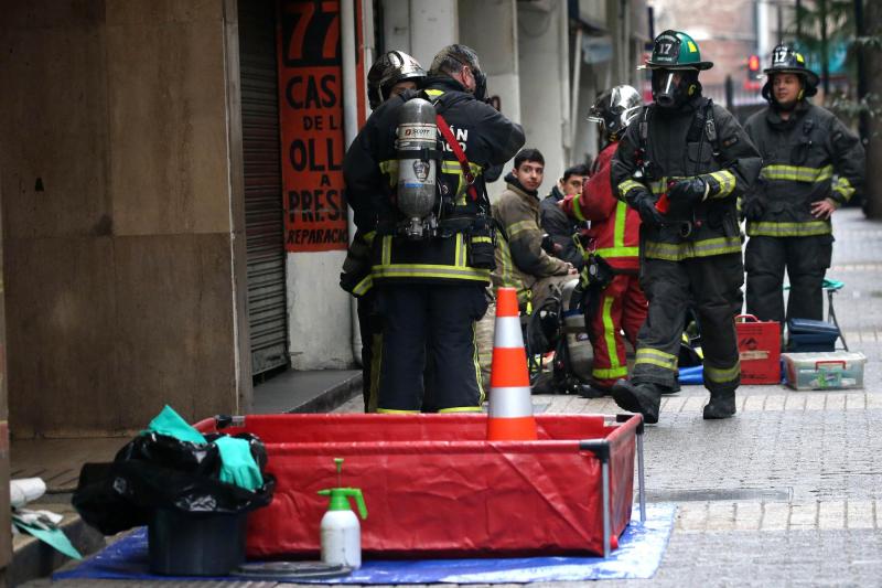 Aton - Bomberos trabajando en calle Tenderini tras encontrar a mujer fallecida en departamento