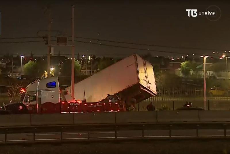 T13 - Camión quedó colgando en el aire