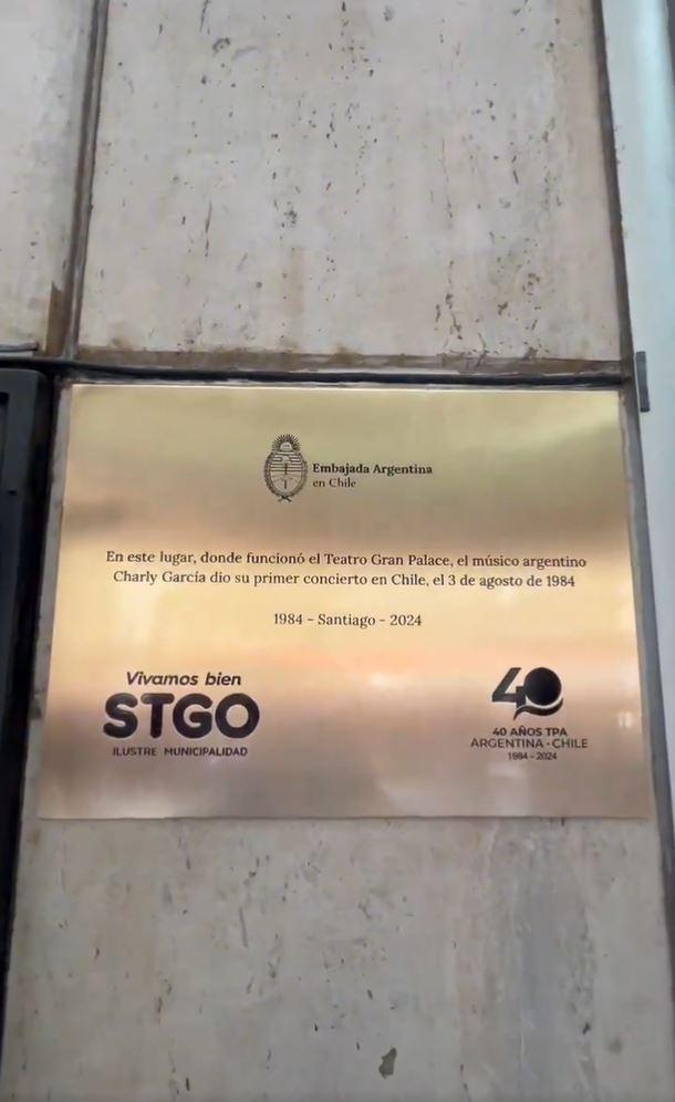 Municipalidad de Santiago - La placa en homenaje a Charly García