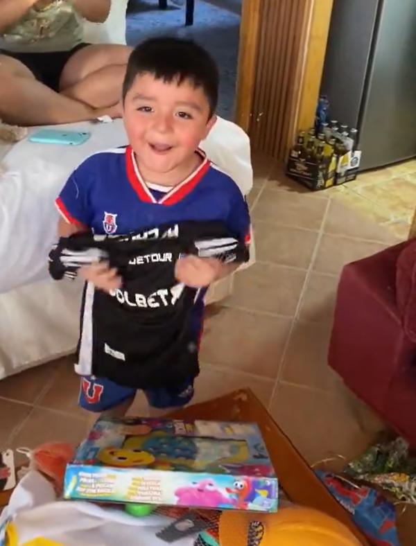El pequeño hincha viral de la U que recibió la camiseta de Colo Colo. Crédito: Pantallazo.