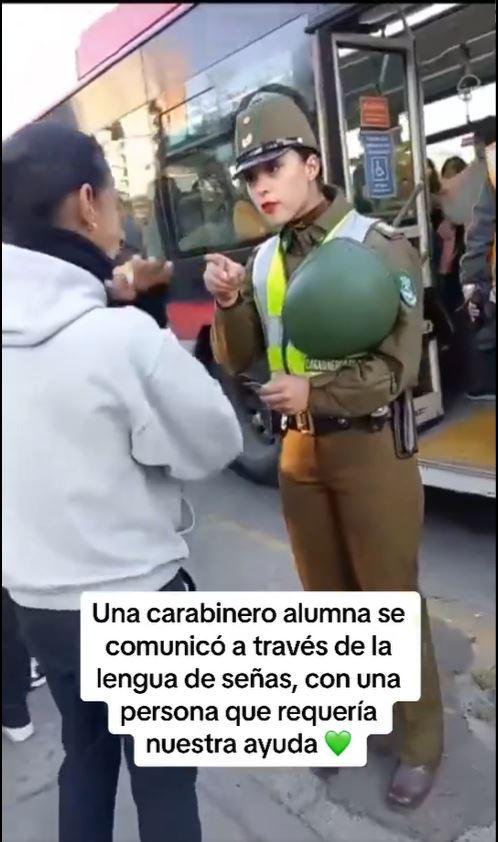 Carabinera se comunica con lengua de señas