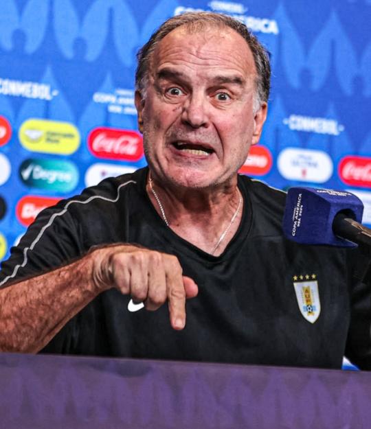 Marcelo Bielsa y conferencia en Copa América - Créditos: @LeedsARG_