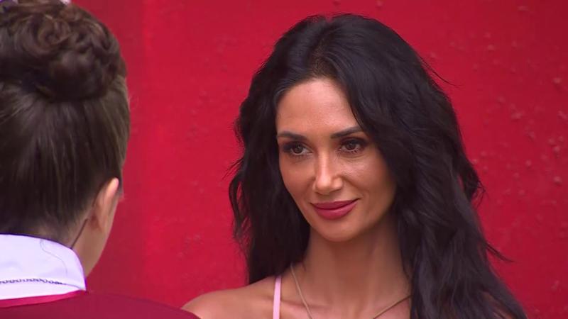 Canal 13 - Pamela Díaz hablando con Amanda del Villar