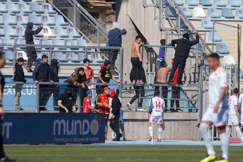 Hinchas de A. Italiano y U. Española - Créditos: Photosport