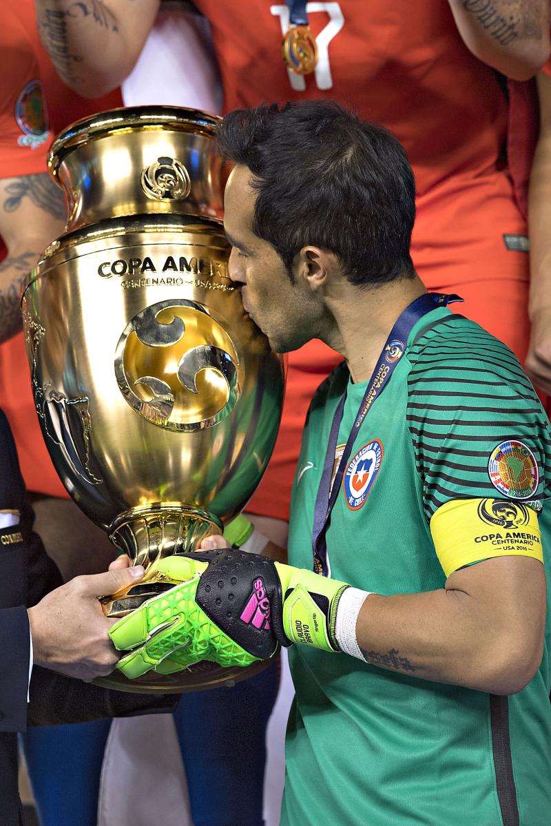 Claudio Bravo en la Roja. Crédito: Photosport.