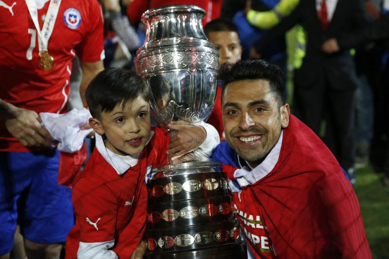 Gonzalo Jara con la Copa América - Créditos: Photosport