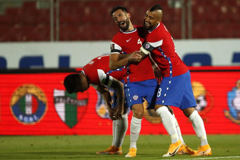 Arturo Vidal y Mauricio Isla. Crédito: Photosport.