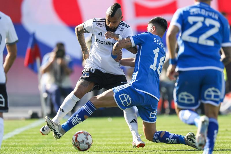 Arturo Vidal en el Superclásico entre U de Chile y Colo Colo - Crédito: Photosport