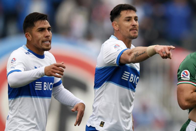 César Pinares junto a Fernando Zampedri en el partido de Universidad Católica frente a Audax Italiano- Créditos: Photosport