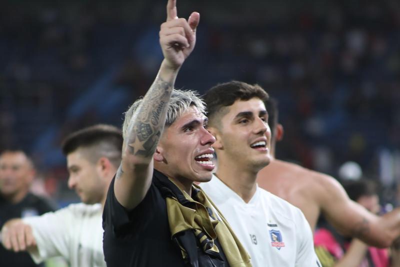 Jugadores de Colo Colo celebrando con la hinchada que viajó a Colombia - Créditos: Photosport