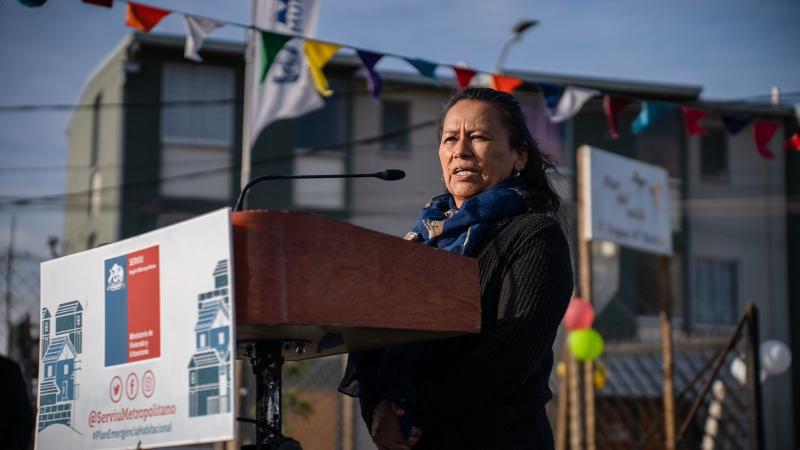 Pamela Ocares en la entrega de escrituras del proyecto habitacional, julio, 2023