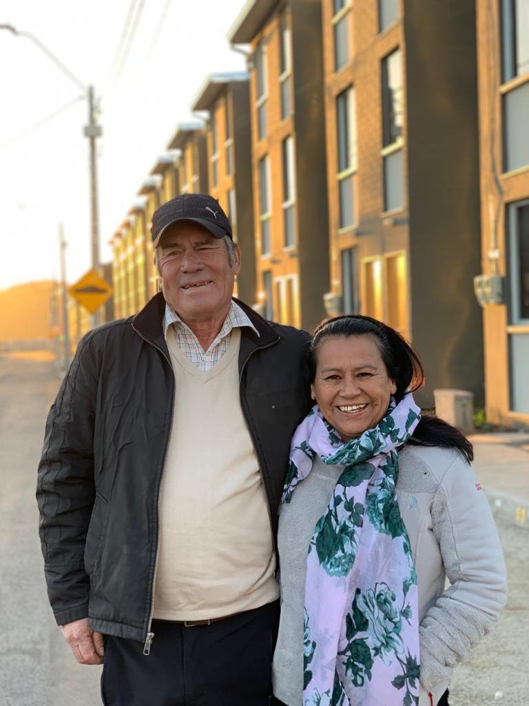 Pamela y su marido en la entrega de sus viviendas definitivas en diciembre, 2019