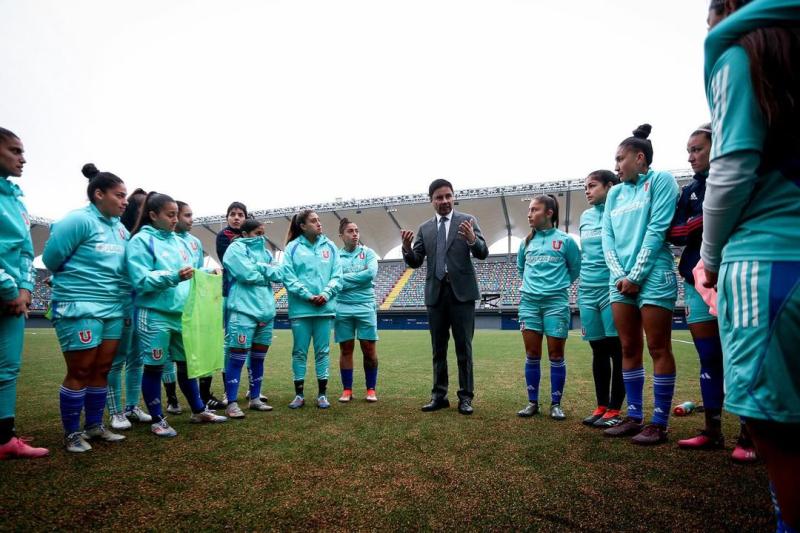 Rodolfo Carter junto al plantel femenino de U de Chile - Créditos: Prensa Universidad de Chile